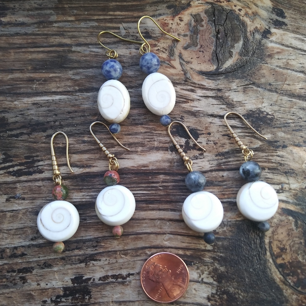 Sweet Opercule Shell Earrings with Sodalite - Picture 3 of 3